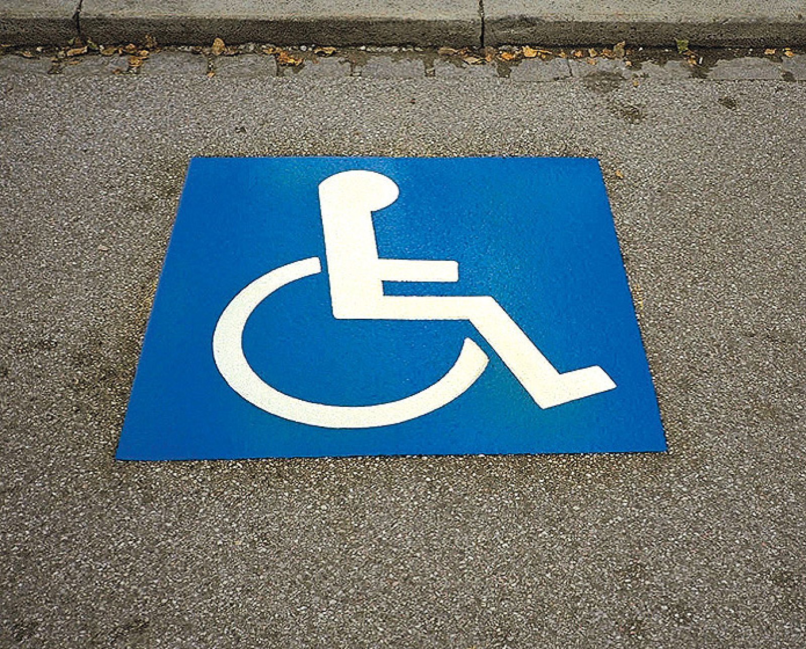Thermoplastische markering mindervaliden 1200 x 1500 mm blauwe achtergrond met wit logo