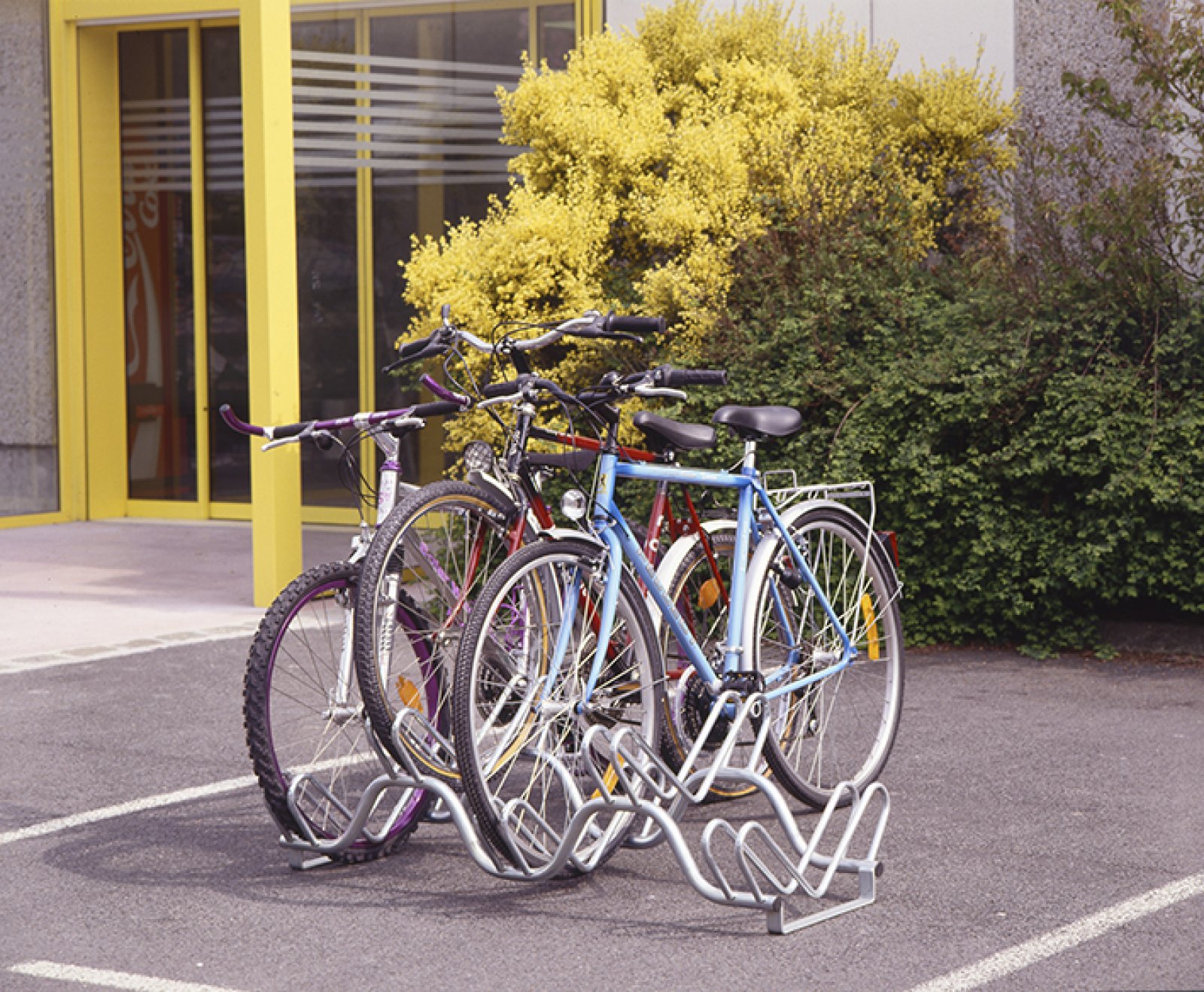 Verzinkt fietsenrek 5 fietsen - zijdelingse schikking - 2 niveaus - L 1320 mm.Voor bandbreedtes 35-55 mm.