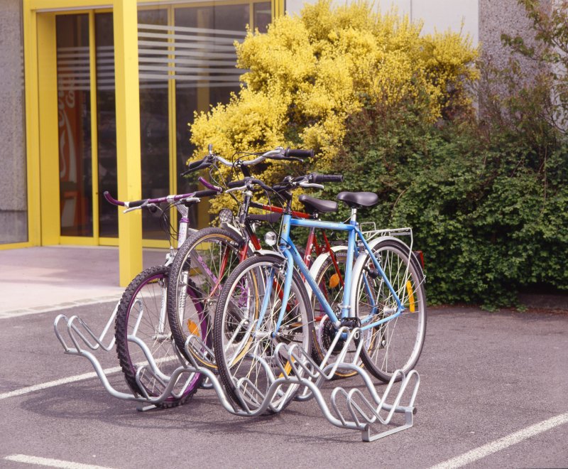 Verzinkt fietsenrek 6 fietsen - Zijdelingse schikking - 2 niveau's - L 1500 mm. Voor bandbreedtes 35-55 mm.