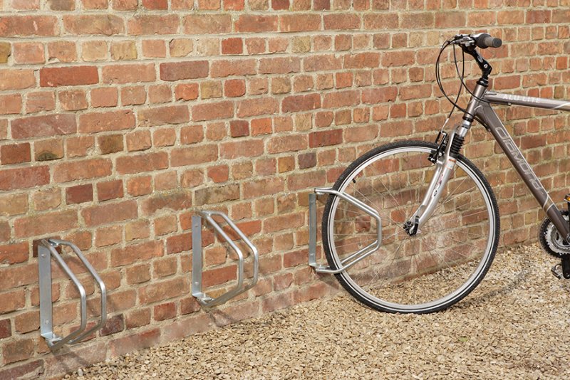Draaibaar fietsrek voor muurbevestiging . Max. bandbreedte 50 mm
