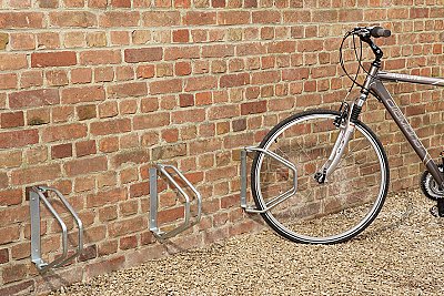 Draaibaar fietsrek voor muurbevestiging . Max. bandbreedte 50 mm