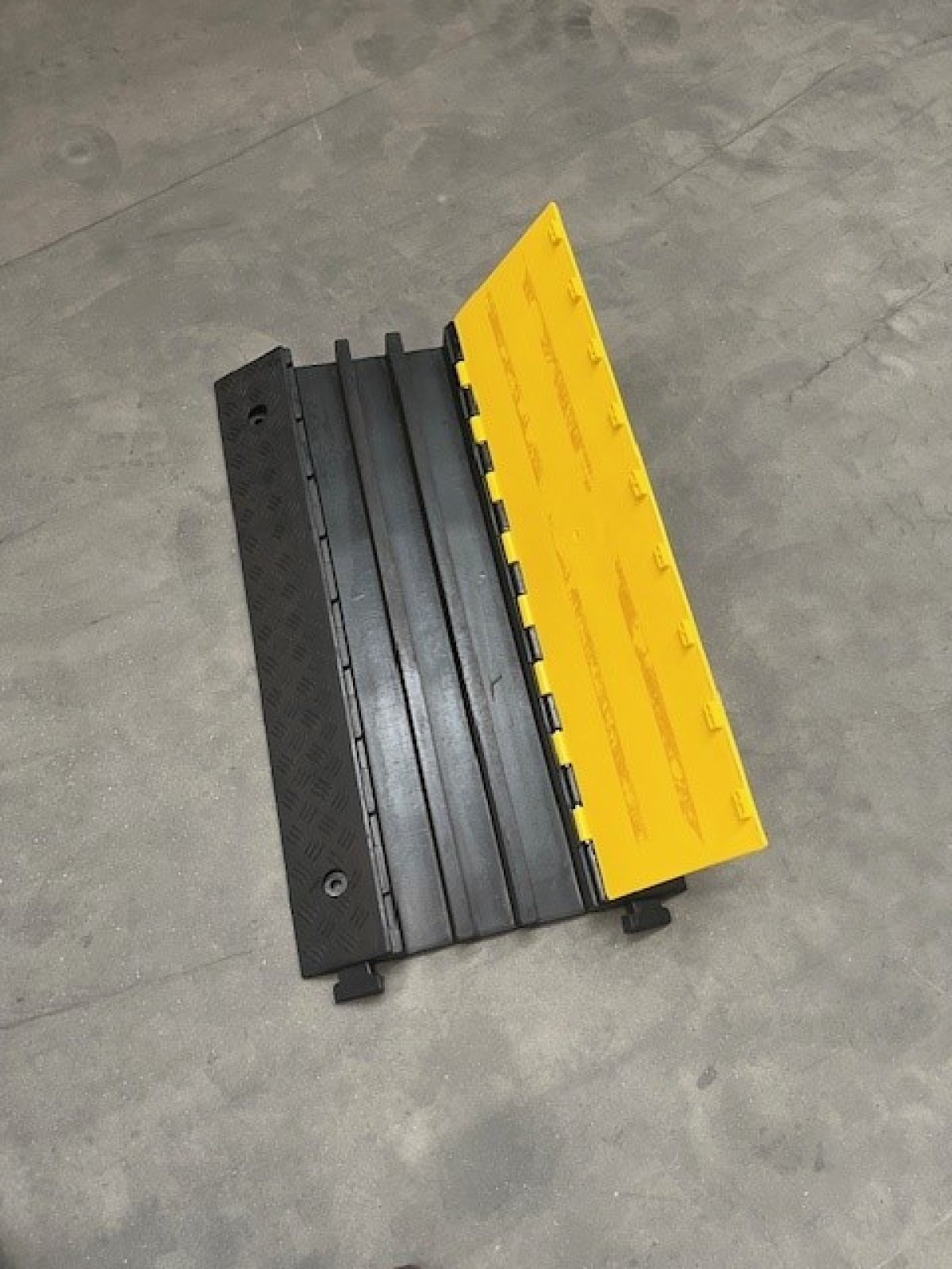 Kabeldrempel uit rubber met plastic klep zwart/geel 900 x 500 x 70mm