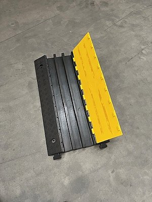 Kabeldrempel uit rubber met plastic klep zwart/geel 900 x 500 x 70mm