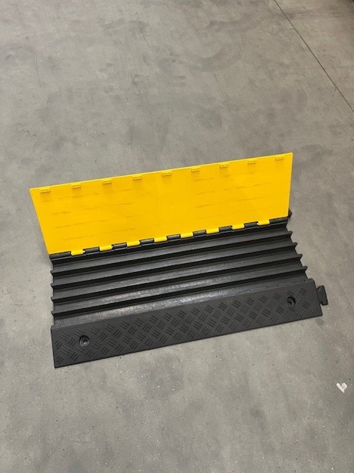 Kabeldrempel uit rubber met plastic klep zwart/geel 900 x 500 x 52 mm (5x 38 x 33mm)