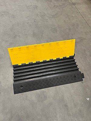 Kabeldrempel uit rubber met plastic klep zwart/geel 900 x 500 x 52 mm (5x 38 x 33mm)