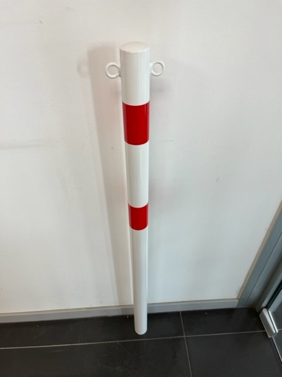 Paal wit/rood Ø 60 mm om in te betonneren L 1300 mm - 2 kettingogen
