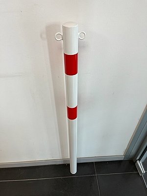 Paal wit/rood Ø 60 mm om in te betonneren L 1300 mm - 2 kettingogen