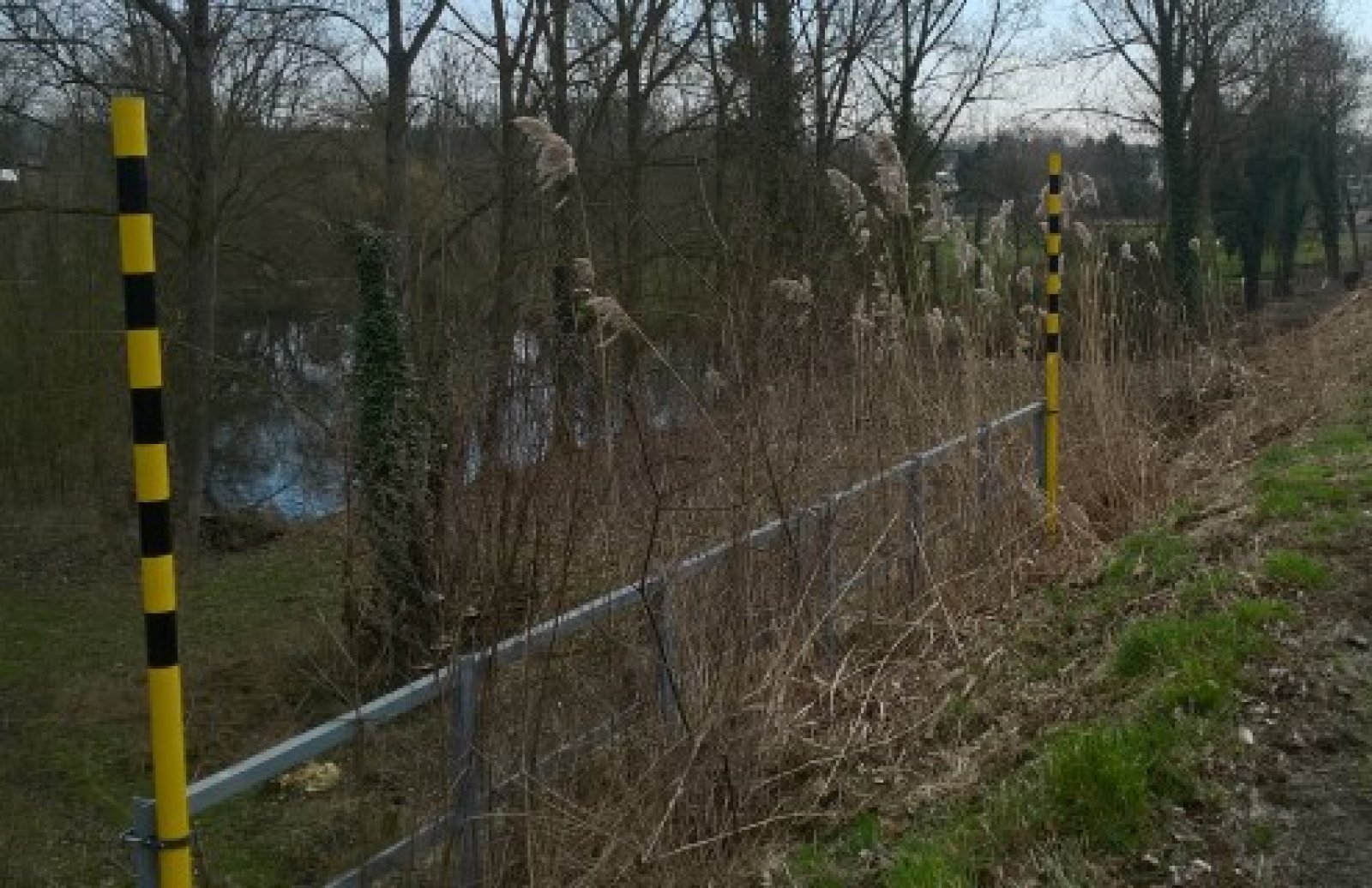 Paal geel/zwart Ø 48 mm om in te betonneren L 1200 mm - 2 kettingogen