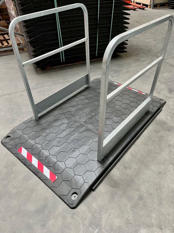 Loopbrug in kunststof +/- 1650 x 1025 x 80 mm met 2 galva leuningen
