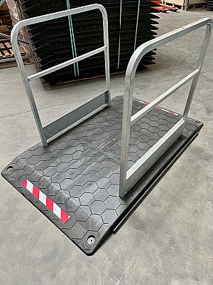Loopbrug in kunststof +/- 1650 x 1025 x 80 mm met 2 galva leuningen