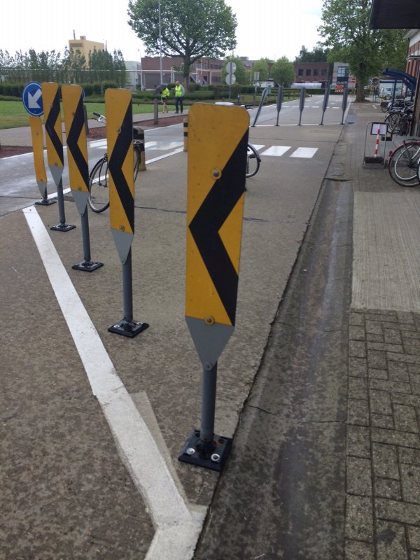 Kickback paal Ø 60 mm - H: 1470 mm met chevron rechts 200 x 800mm geel/zwart + vaste voet + bevestiging. - (MOQ 10)