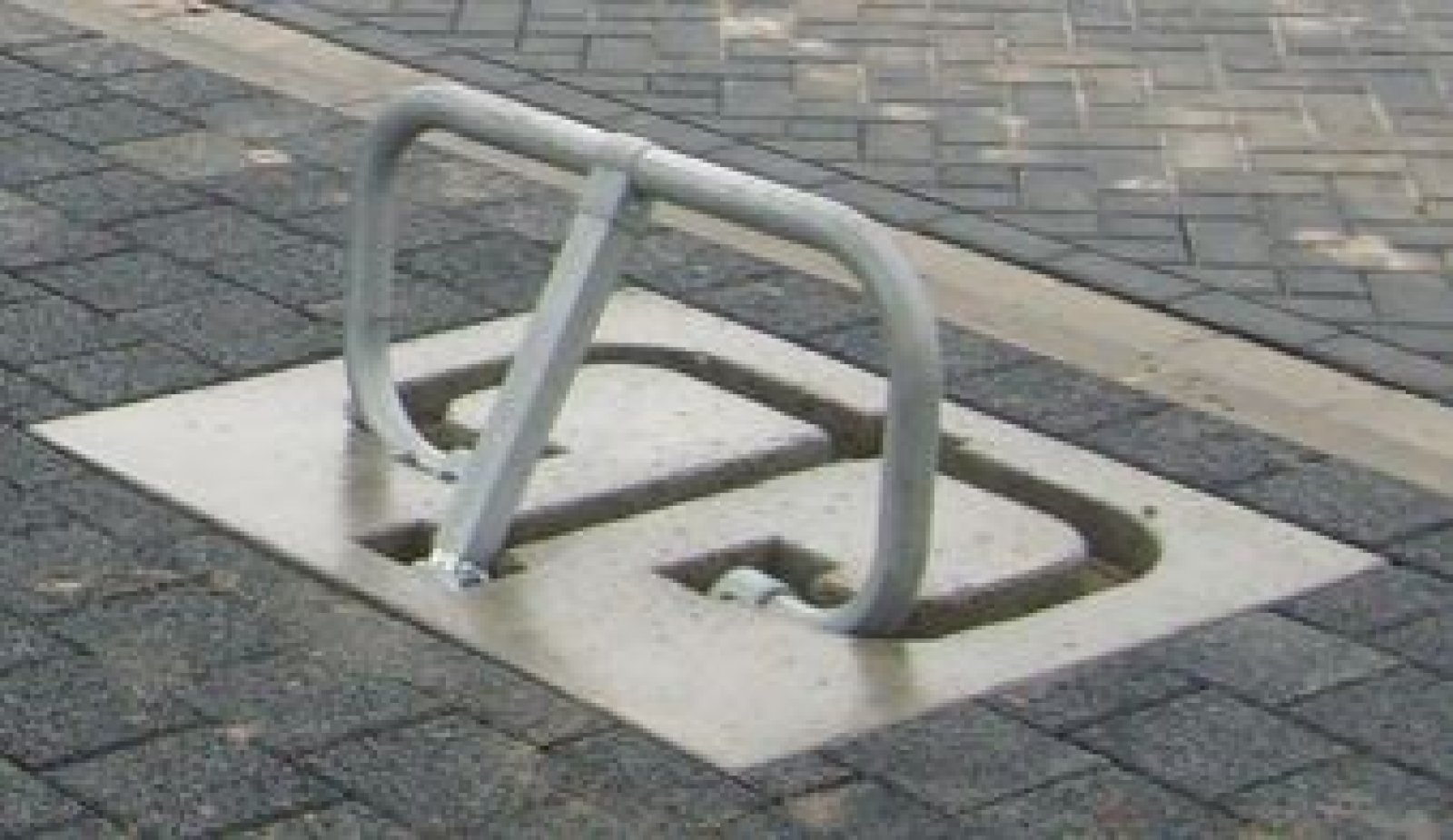 Parkeerbeugel in betonnen voet - L 82 * H 38,5 cm MOQ 4
