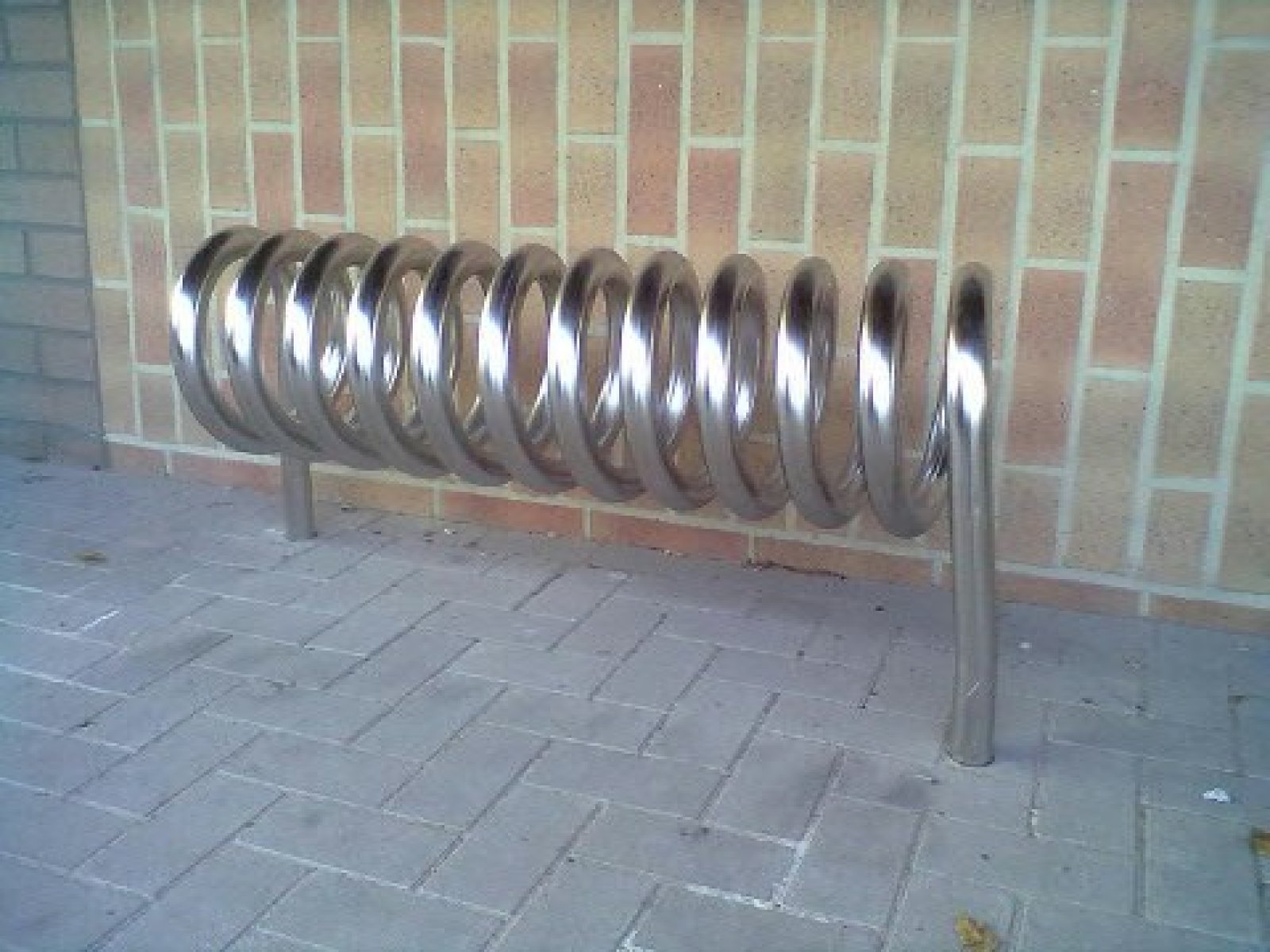 Fietsenrek in spiraalvorm - inox, gepolijst om in te betonneren