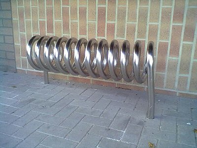 Fietsenrek in spiraalvorm - inox, gepolijst om in te betonneren