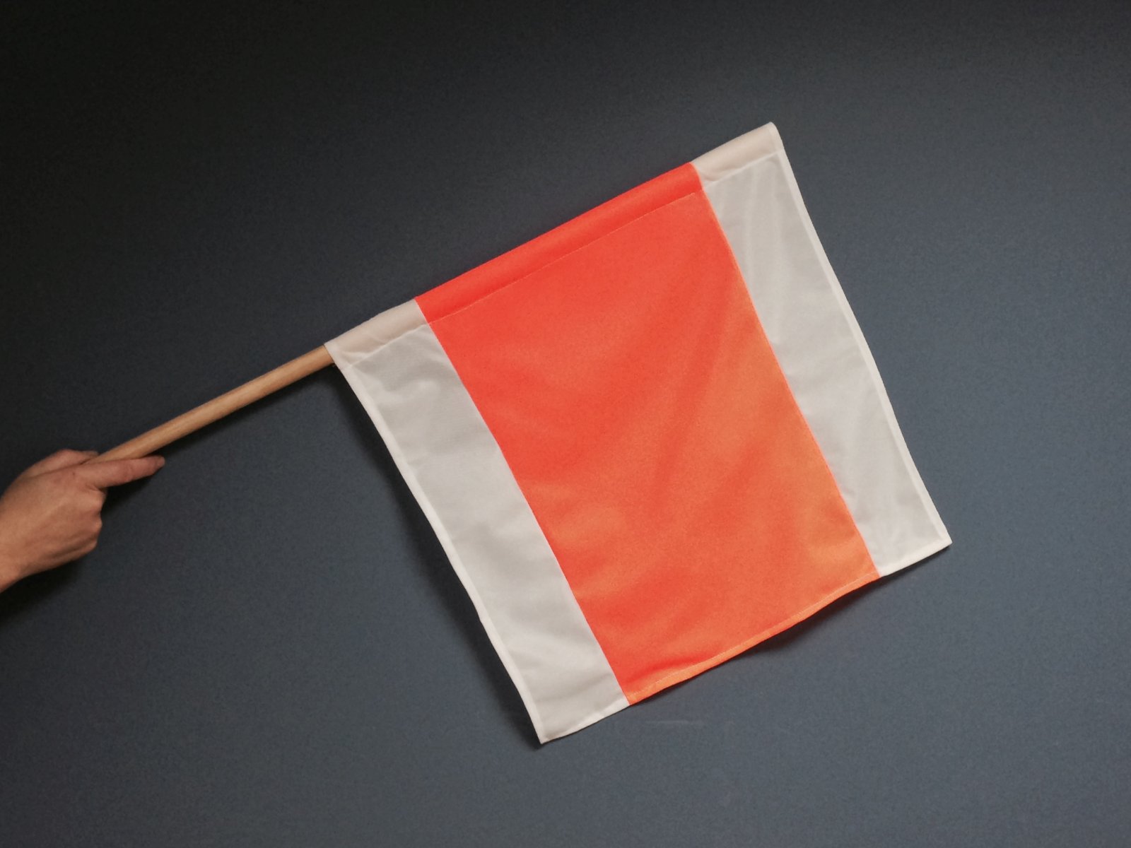 Seinvlag - oranje/wit - 500 x 500 mm met houten steel 80cm