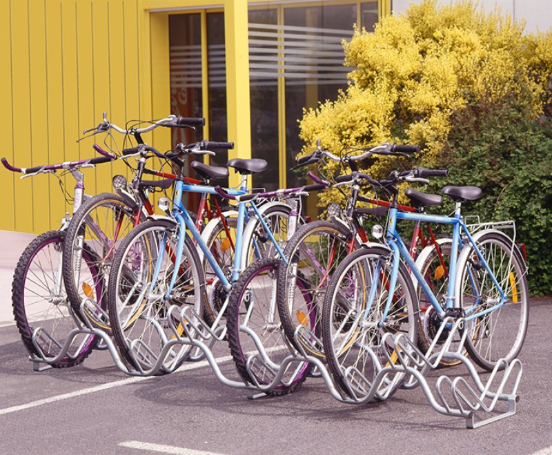 Verzinkt fietsenrek 9 fietsen - Zijdelingse schikking - 2 niveau's - L 2300 mm. Voor bandbreedtes 35-55 mm.
