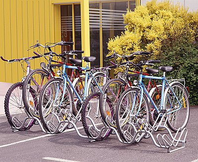 Verzinkt fietsenrek 9 fietsen - Zijdelingse schikking - 2 niveau's - L 2300 mm. Voor bandbreedtes 35-55 mm.