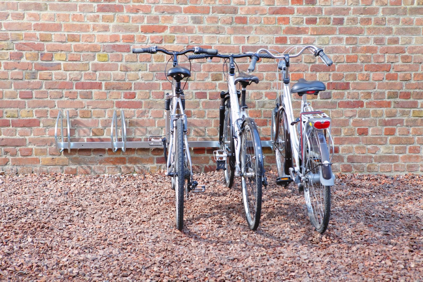 Verzinkt fietsenrek 5 fietsen voor muurbevestiging 90° - zijdelingse schikking L 1830 mm. Voor bandbreedtes 35-55 mm.