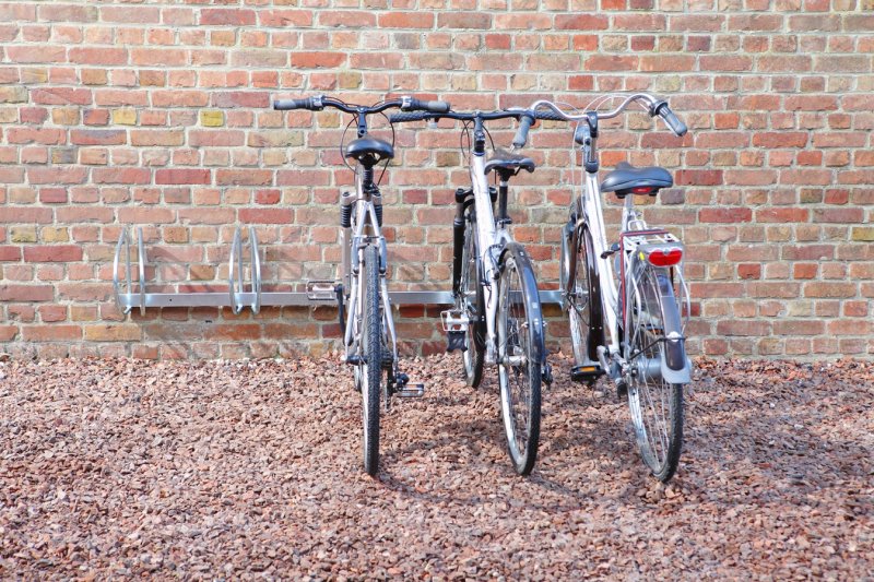 Verzinkt fietsenrek 5 fietsen voor muurbevestiging 90° - zijdelingse schikking L 1830 mm. Voor bandbreedtes 35-55 mm.