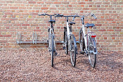 Verzinkt fietsenrek 5 fietsen voor muurbevestiging 90° - zijdelingse schikking L 1830 mm. Voor bandbreedtes 35-55 mm.