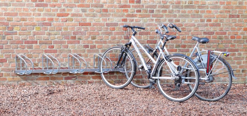 Verzinkt fietsenrek 5 fietsen voor muurbevestiging 45° - zijdelingse schikking L 1830 mm. Voor bandbreedtes 35-55 mm.