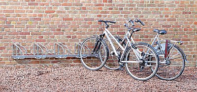 Verzinkt fietsenrek 5 fietsen voor muurbevestiging 45° - zijdelingse schikking L 1830 mm. Voor bandbreedtes 35-55 mm.