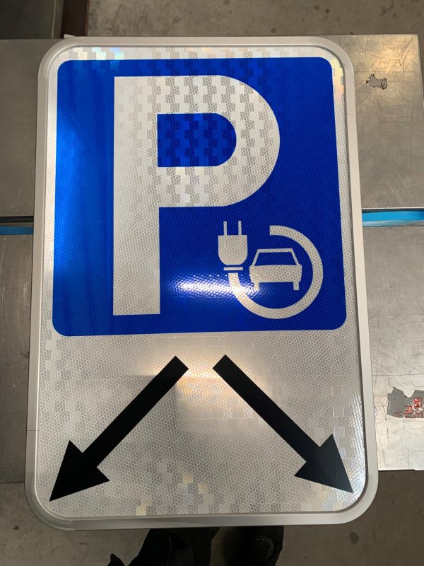 Bord T2000 E9 oplaadpunt auto 400 x 600 mm met pijl links/recht