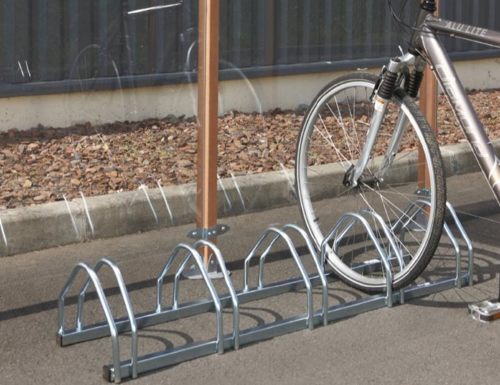 Support vélo galvanisé 5 vélos - 1 niveau - Pour largeur de pneu 35-55 mm.