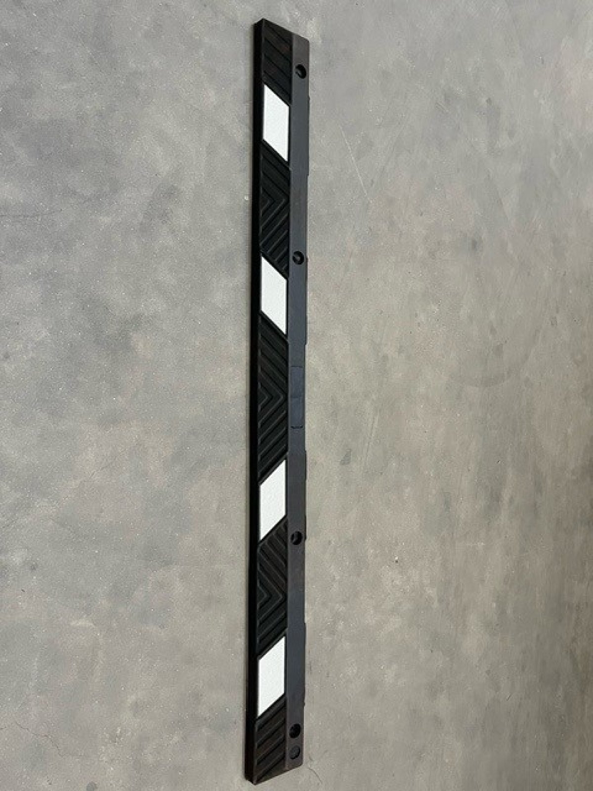 Parkeerstop 183 x 15 x 10 cm in gevulkaniseerde rubber (incl bevestigingen en doppen)