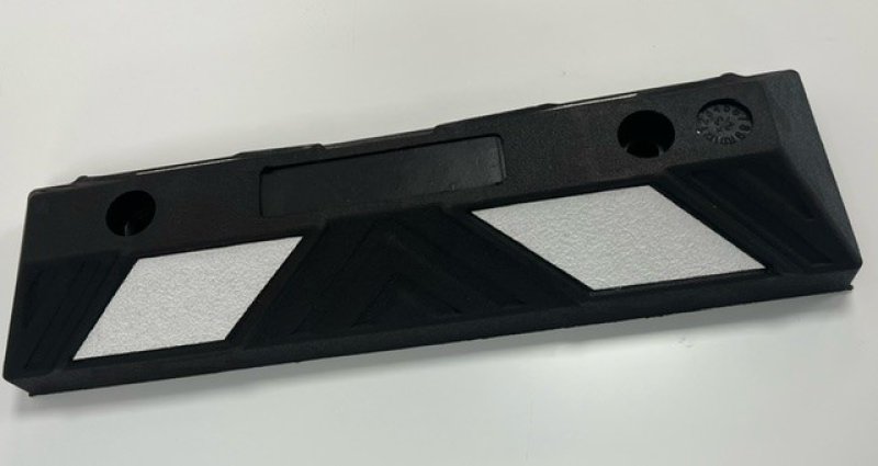 Parkeerstop 55 x 15 x 10 cm in gevulkaniseerde rubber (incl bevestigingen en doppen)