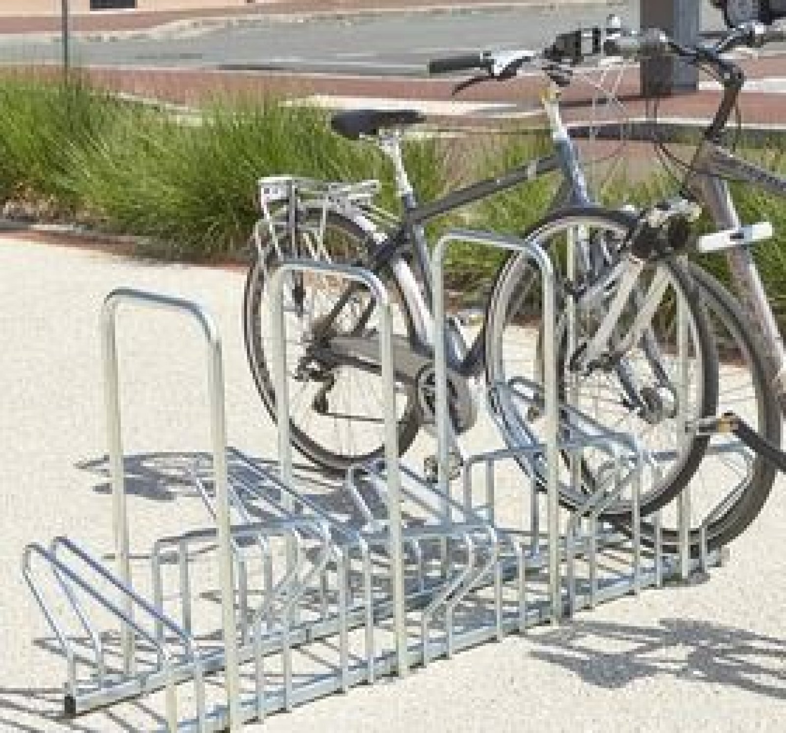 Verzinkt fietsenrek 2 niveaus voor 8 fietsen L 1540 x 630 x 400 mm zonder of met anti-diefstalbeugels (H 830 mm)
