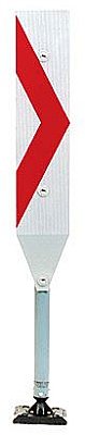 Kickback post Ø 60 mm - H: 1470 mm with chevron left 200 x 800mm Red/white + fixed base + fixation. - (MOQ 10)