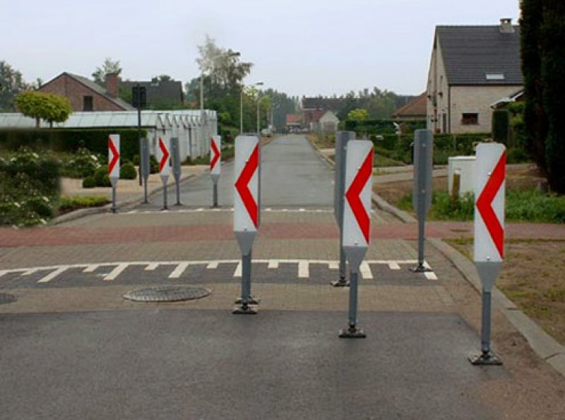 Kickback paal Ø 60 mm - H: 1470 mm met chevron rechts 200 x 800mm Rood/wit + vaste voet + bevestiging. - (MOQ 10)