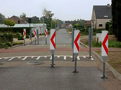 Kickback post Ø 60 mm - H: 1470 mm with chevron right 200 x 800mm Red/white + fixed base + fixation. - (MOQ 10)