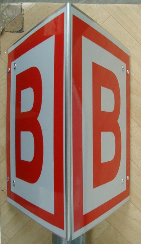 Hydrantenbord in driehoeksvorm 3 zijden 'B' 200 x 250 mm + beugel T250 Ø 51mm
