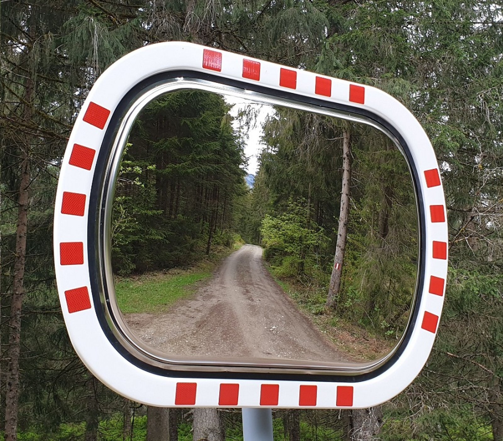 Verkeersspiegel RVS met rood/wit kader 700 x 900 mm incl. bevestiging voor paal