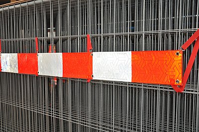 Reflecterende barrière flexibel 2000 x 150 mm rood/wit met bevestigingslintjes - MOQ 36